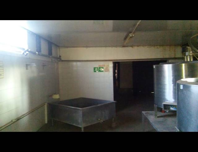 1,000M² WAREHOUSE TO LET IN AUREUS